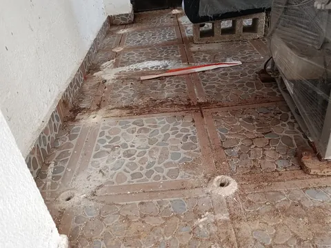 Zoclo con actividad y perforaciones de inyección